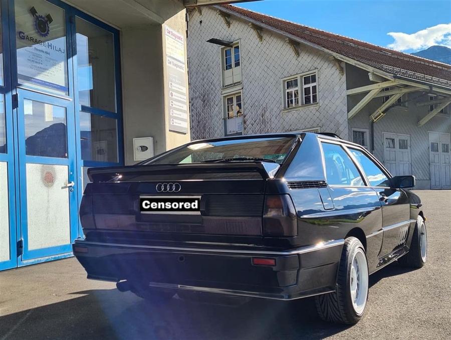 Schwarzer Audi Quattro Klassiker vor der Garage Hilaj in Seewen