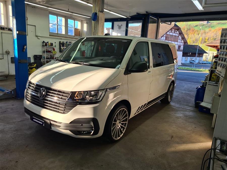 VW T6 Bus mit Tuning-Felgen in der Werkstatt der Garage Hilaj