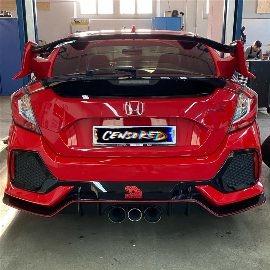 Roter Honda Civic Type R in der Werkstatt