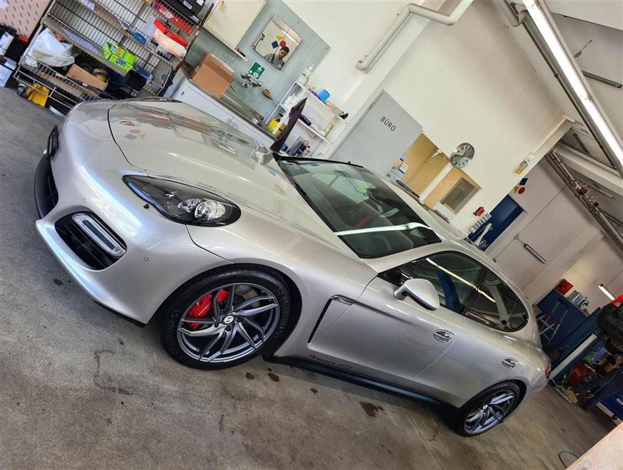 Porsche Panamera GTS in der Werkstatt der Garage Hilaj